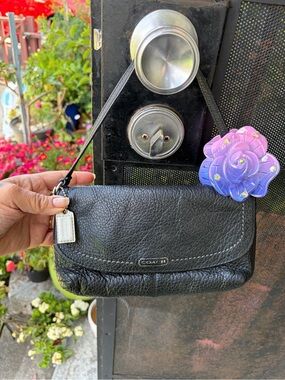 Gorgeous Y2k Coach Black Pebble Leather Flap Clutch mini shoulder bag wristlet
